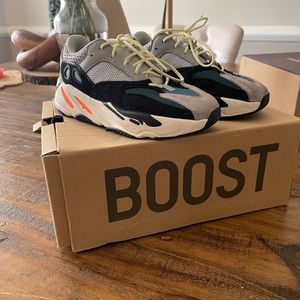 Yezzy Boost 700 kids size 1 gently worn like new